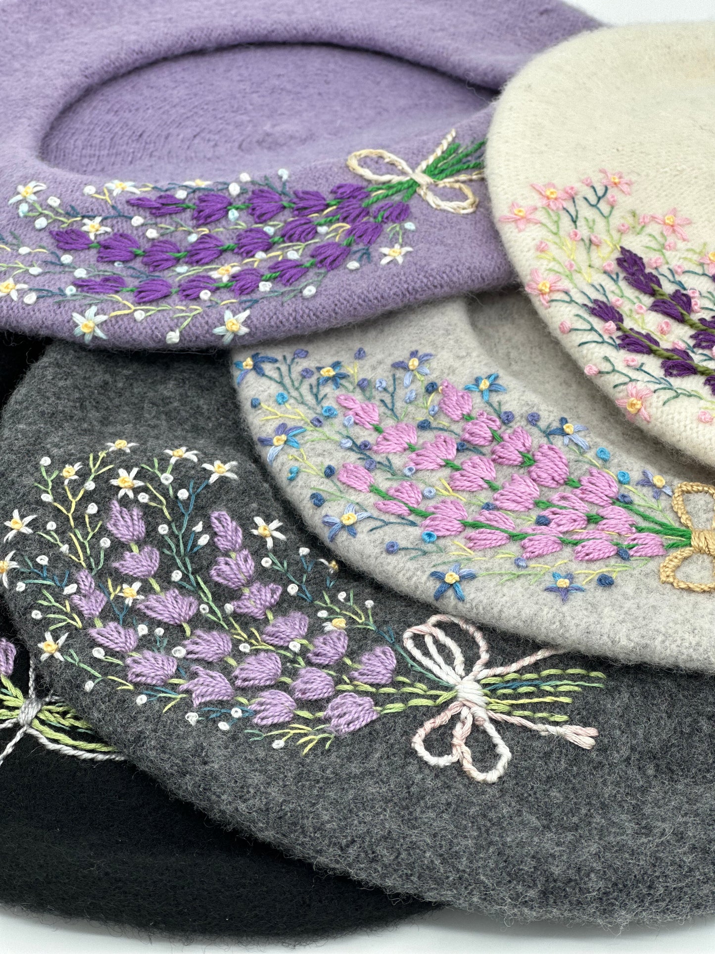 Bereta brodata manual “Buchet de lavandă” - Lila