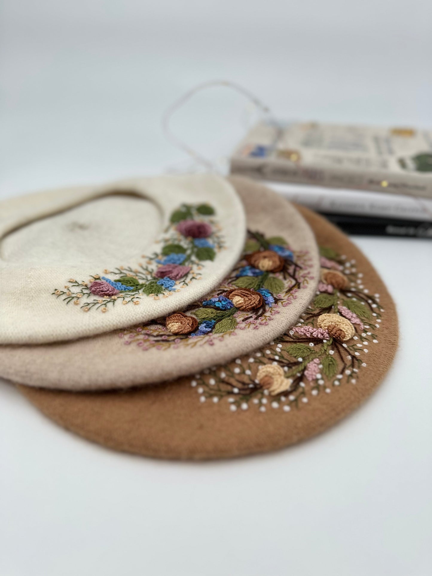 Beretă brodată manual “Trandafiri” - Beige