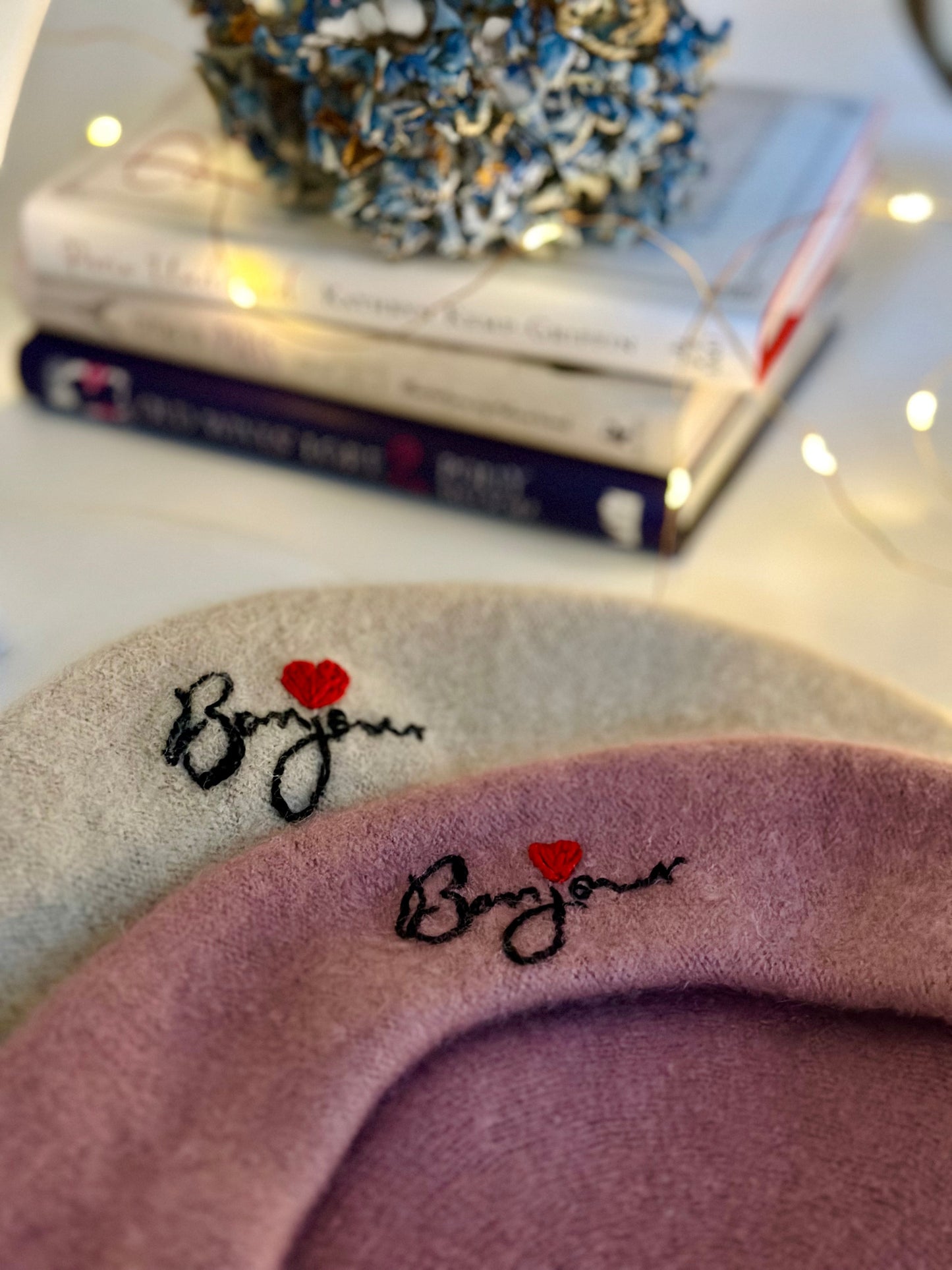 Beretă brodată manual - Bonjour ❤️ (roz)