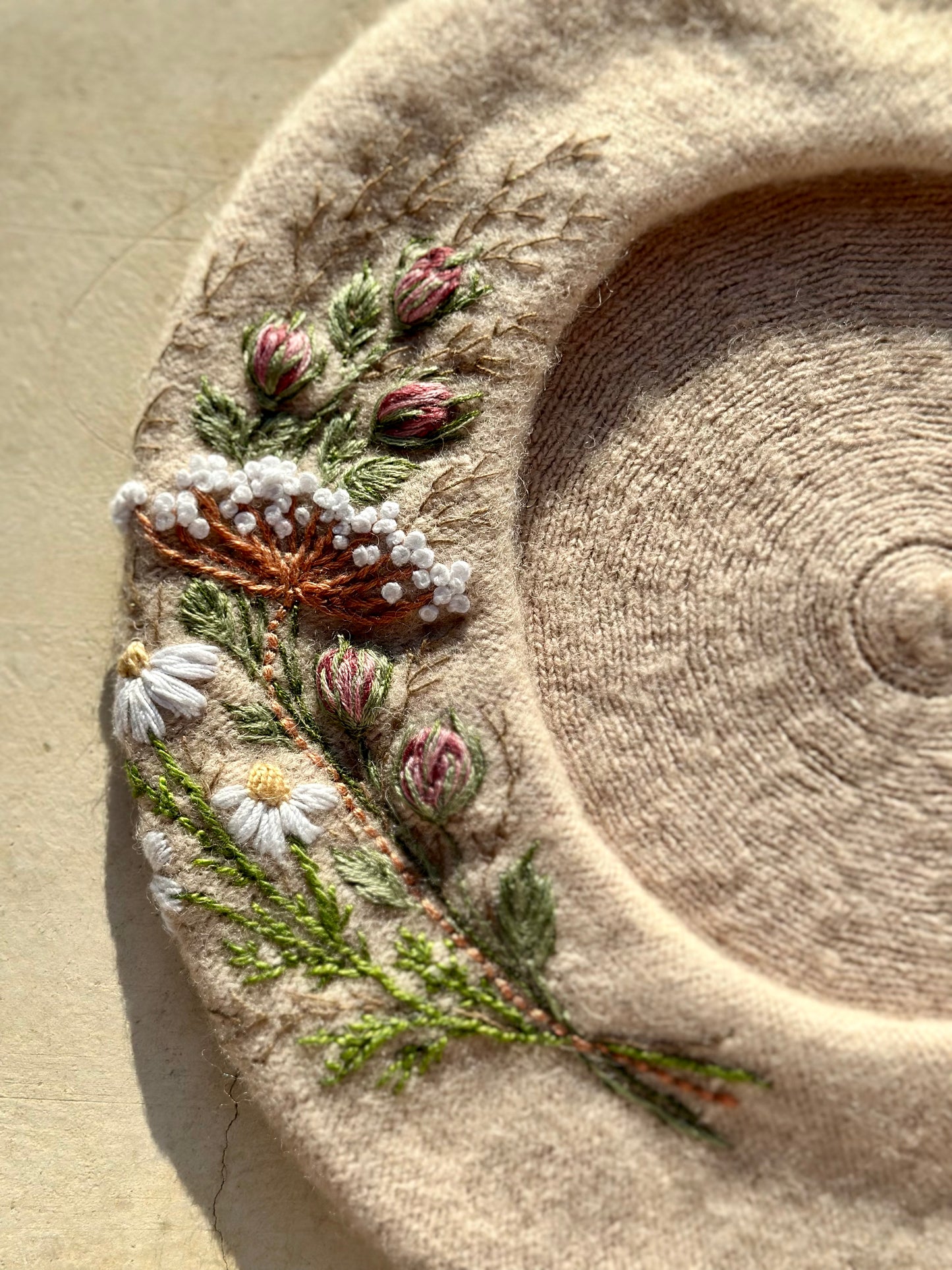 Beretă brodată manual “Delicate Bouquet”