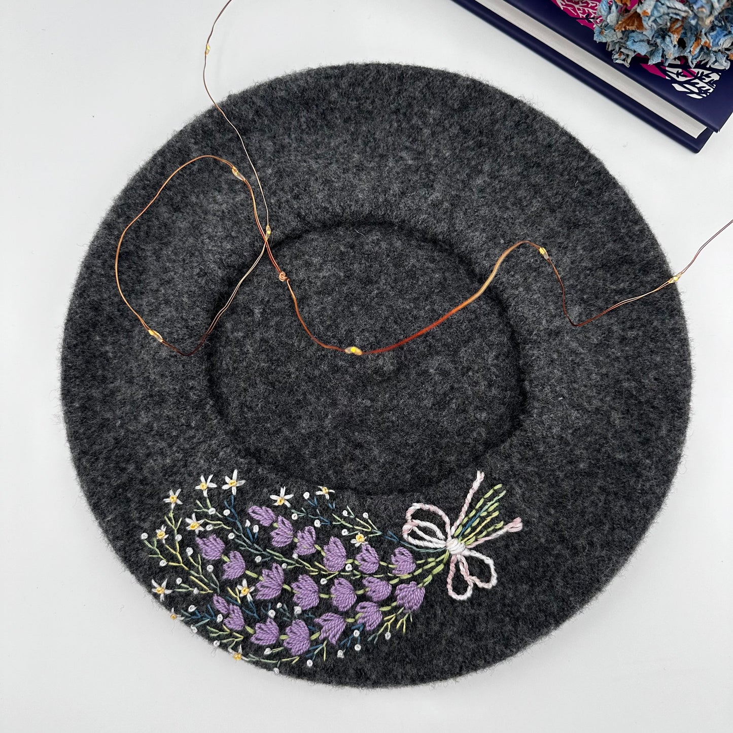 Bereta brodata manual “Buchet de lavandă” - gri închis