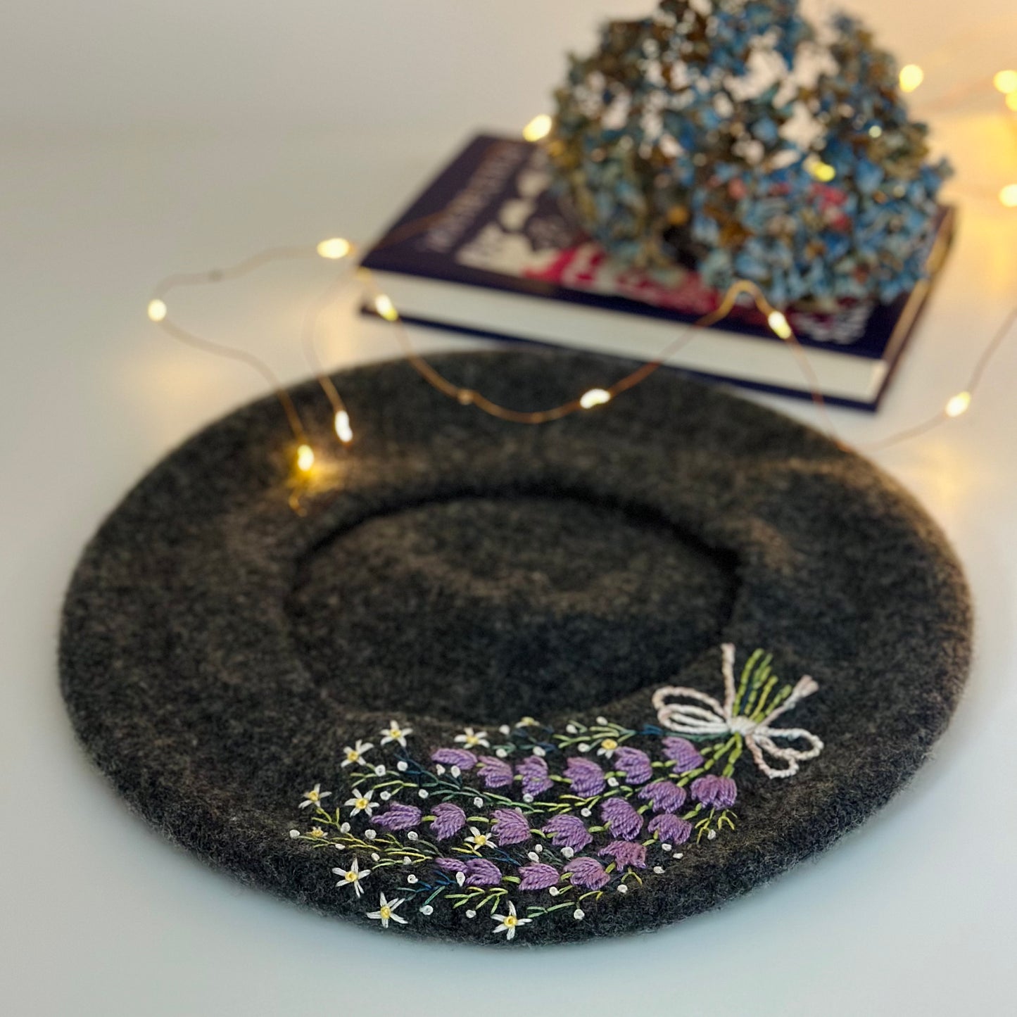 Bereta brodata manual “Buchet de lavandă” - gri închis