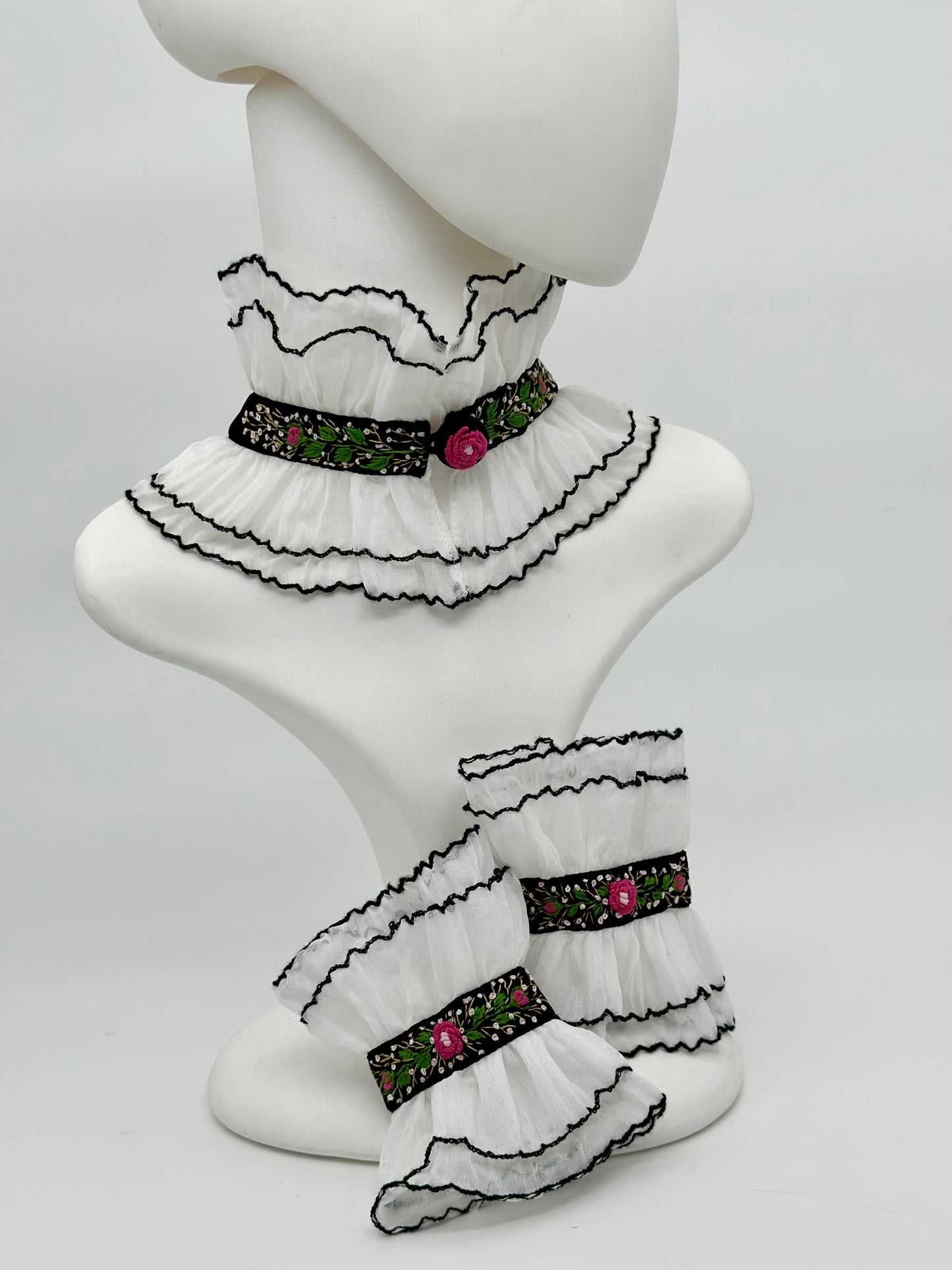 Set de guler si mansete in stil victorian, brodate manual