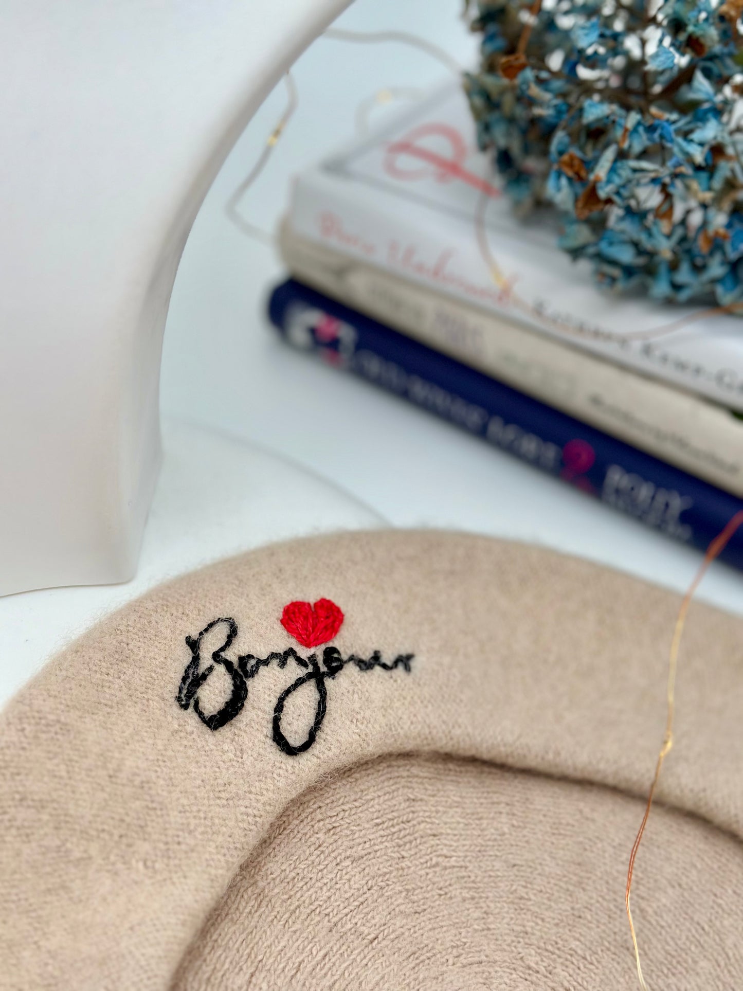 Beretă brodată manual - Bonjour ❤️ (beige)