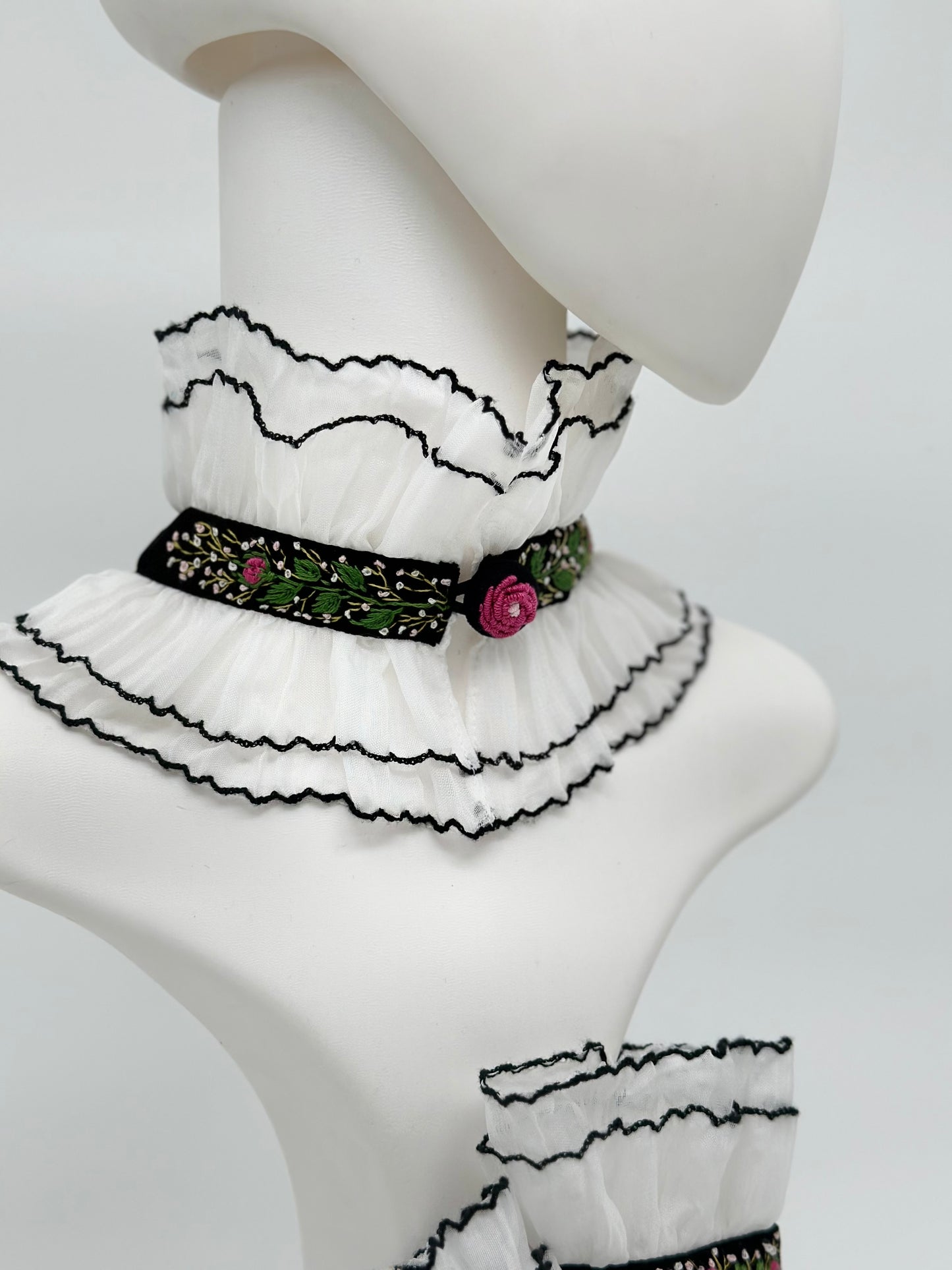 Set de guler si mansete in stil victorian, brodate manual