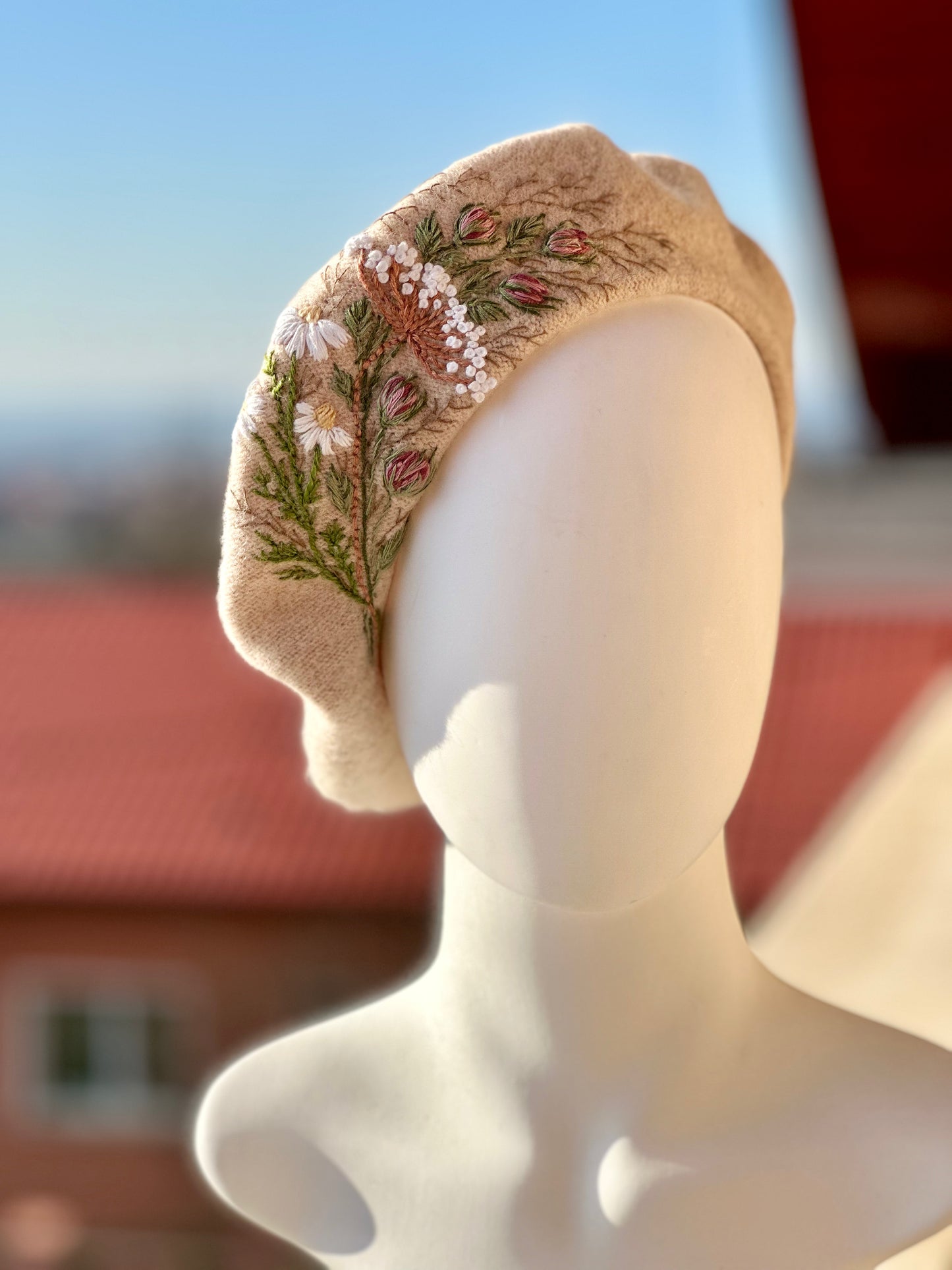 Beretă brodată manual “Delicate Bouquet”