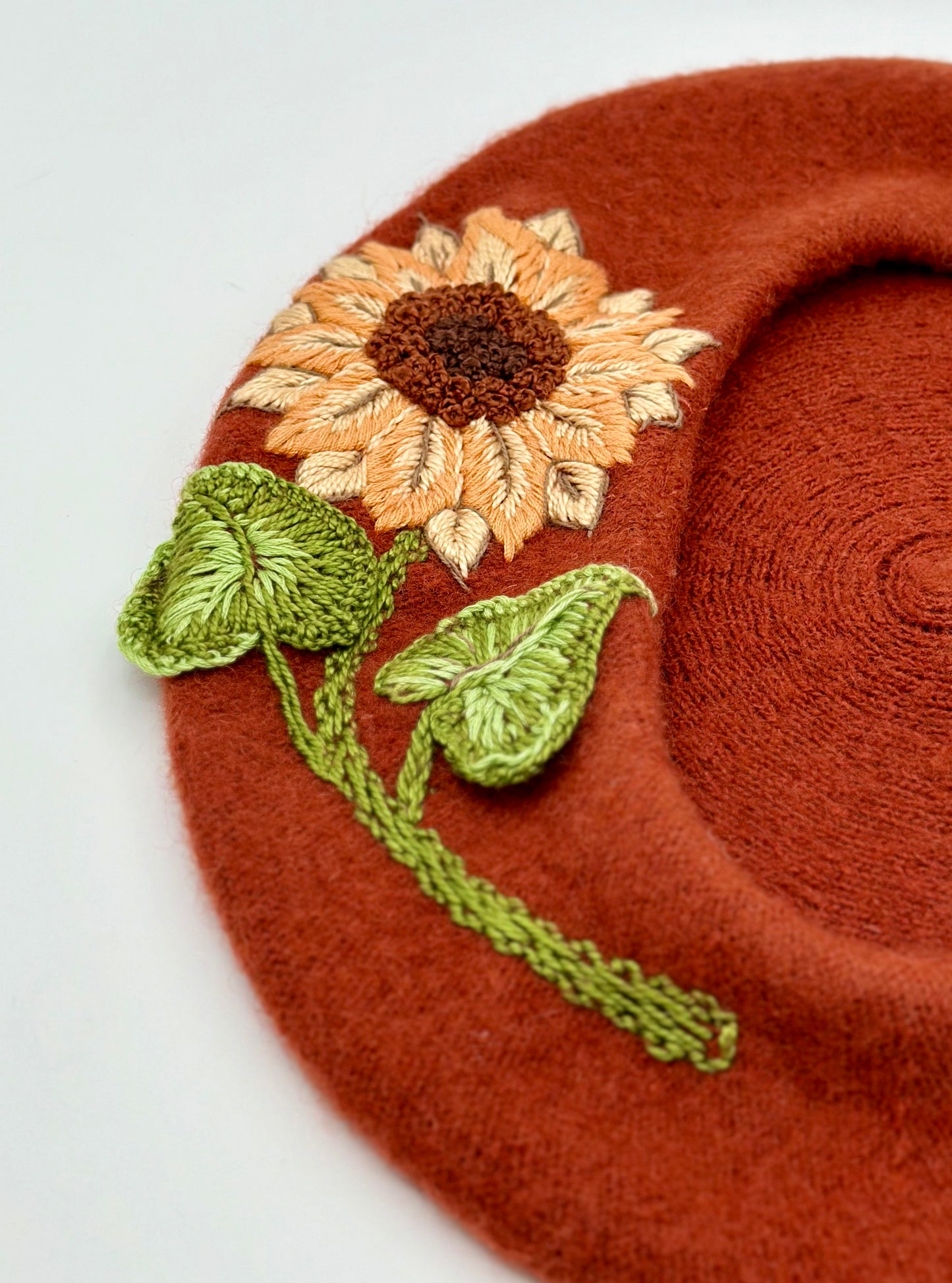 Beretă brodată manual “Sunflower”