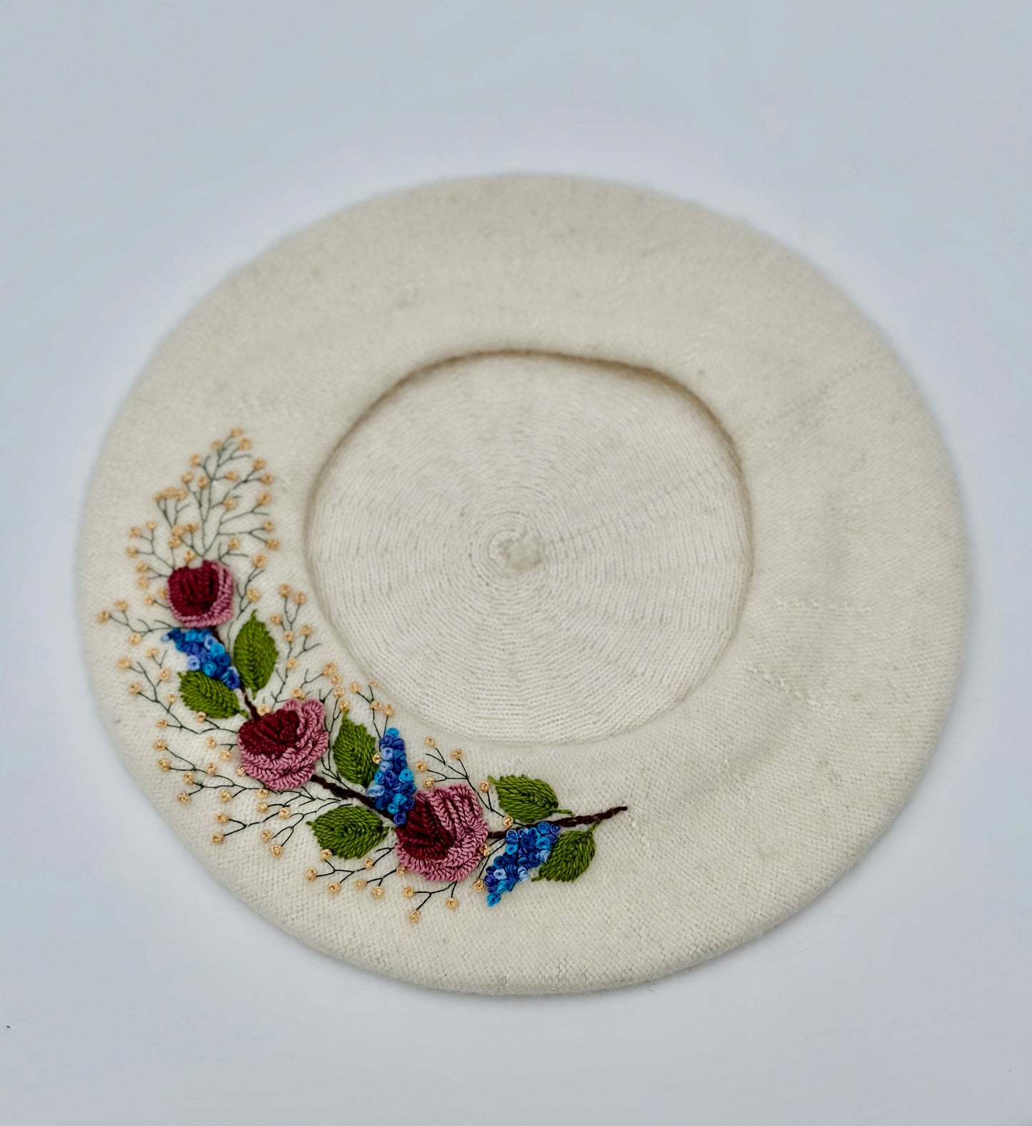 Beretă brodată manual “Trandafiri” - Ivory