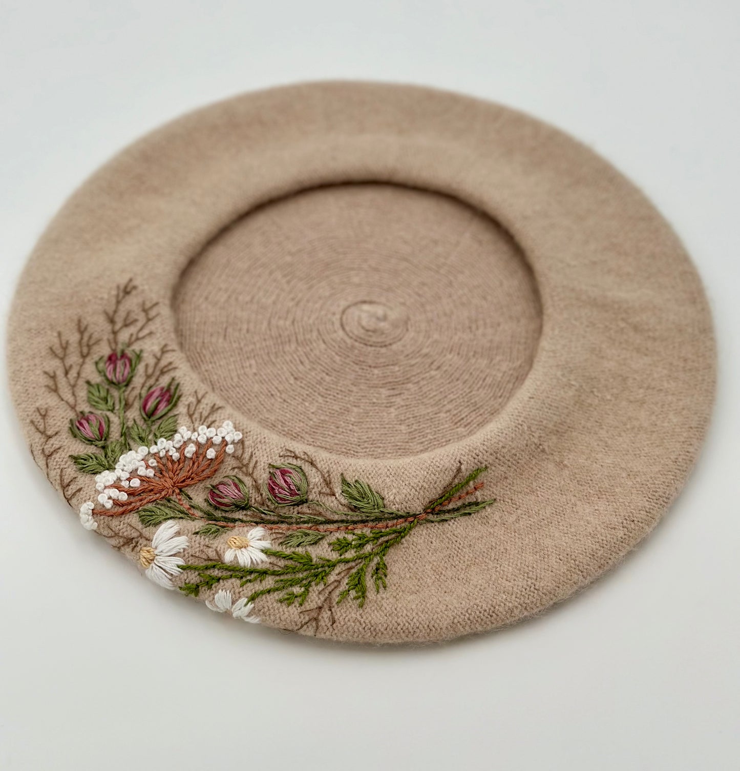 Beretă brodată manual “Delicate Bouquet”