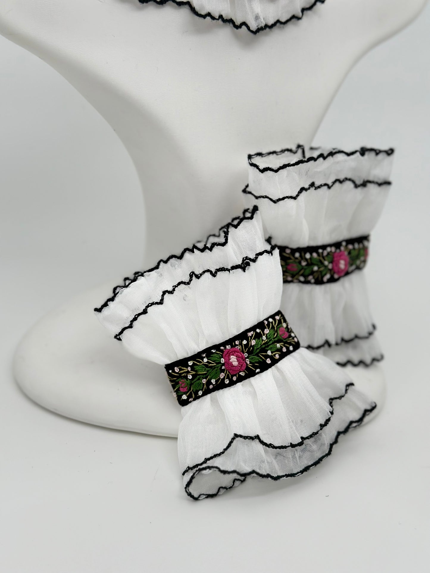 Set de guler si mansete in stil victorian, brodate manual