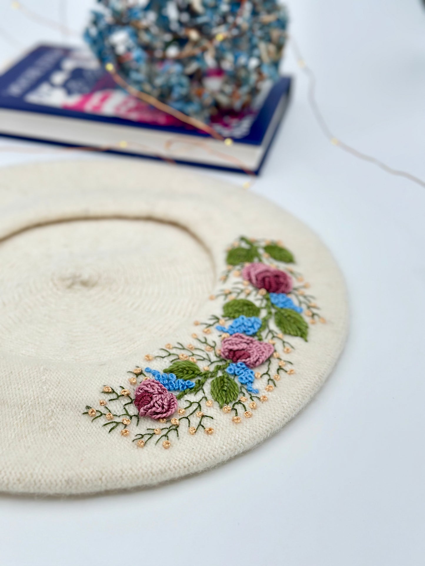 Beretă brodată manual “Trandafiri” - Ivory