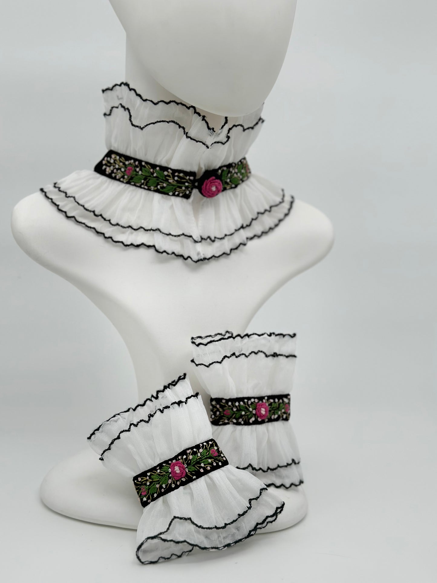 Set de guler si mansete in stil victorian, brodate manual