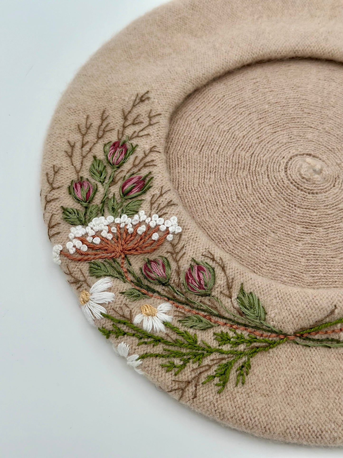 Beretă brodată manual “Delicate Bouquet”