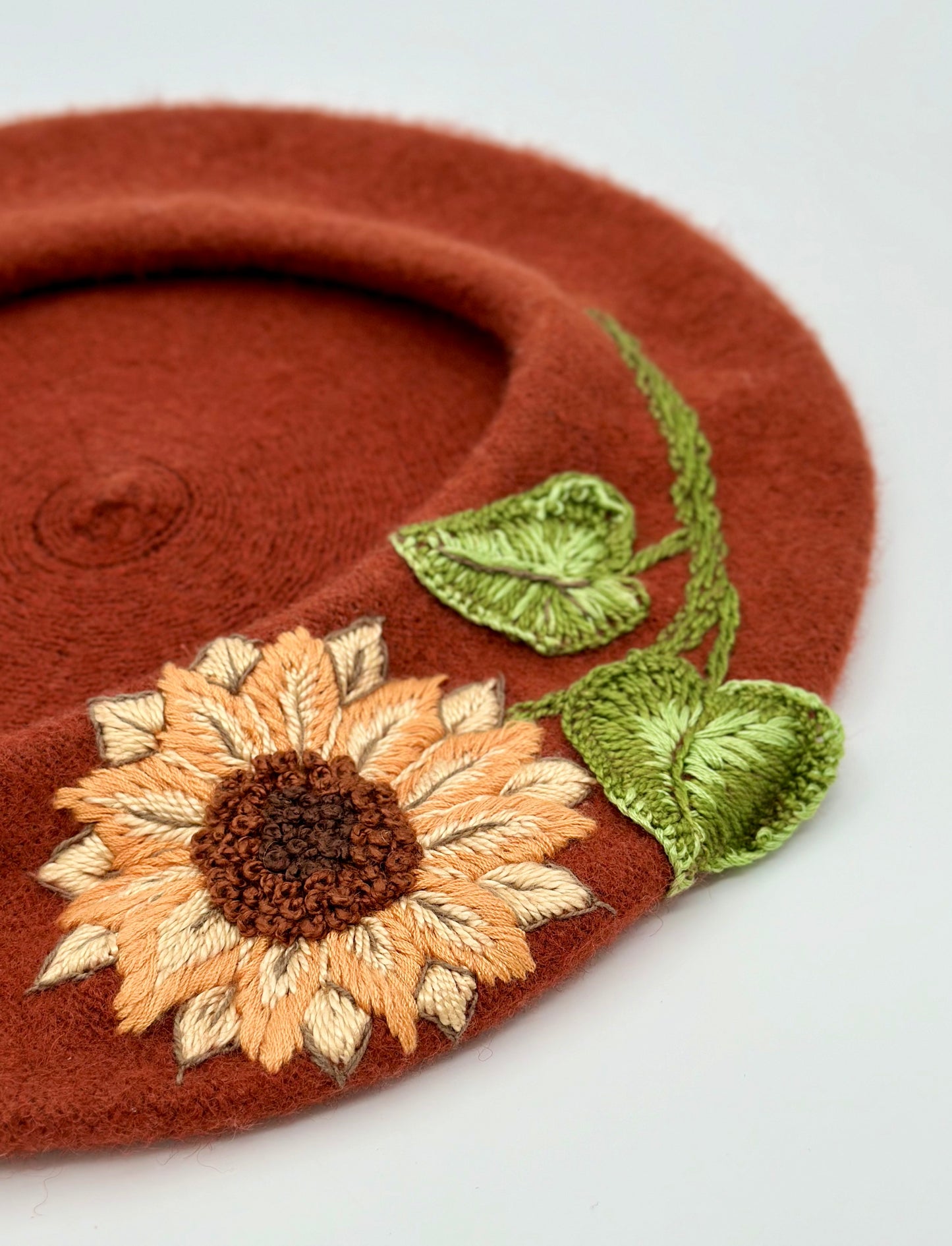 Beretă brodată manual “Sunflower”