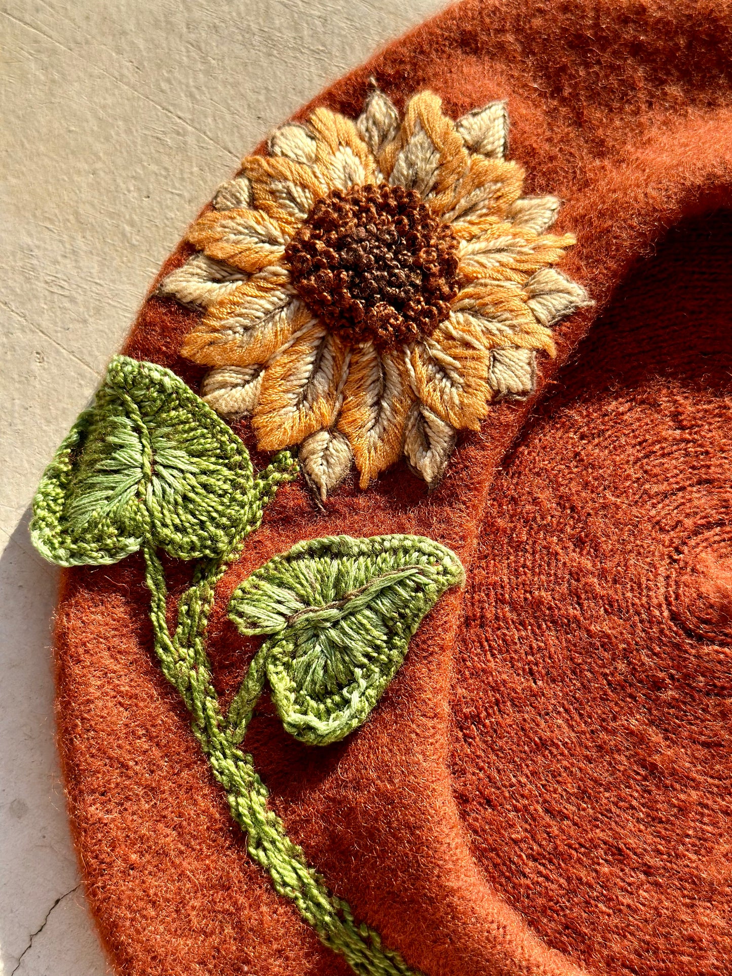 Beretă brodată manual “Sunflower”