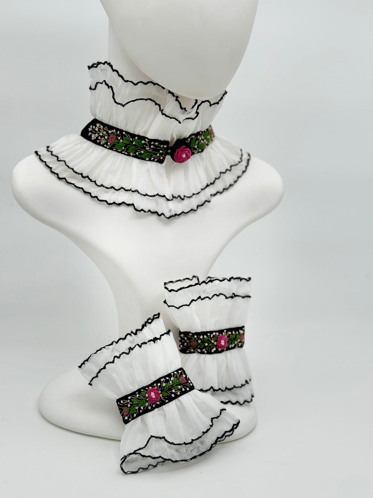 Set de guler si mansete in stil victorian, brodate manual