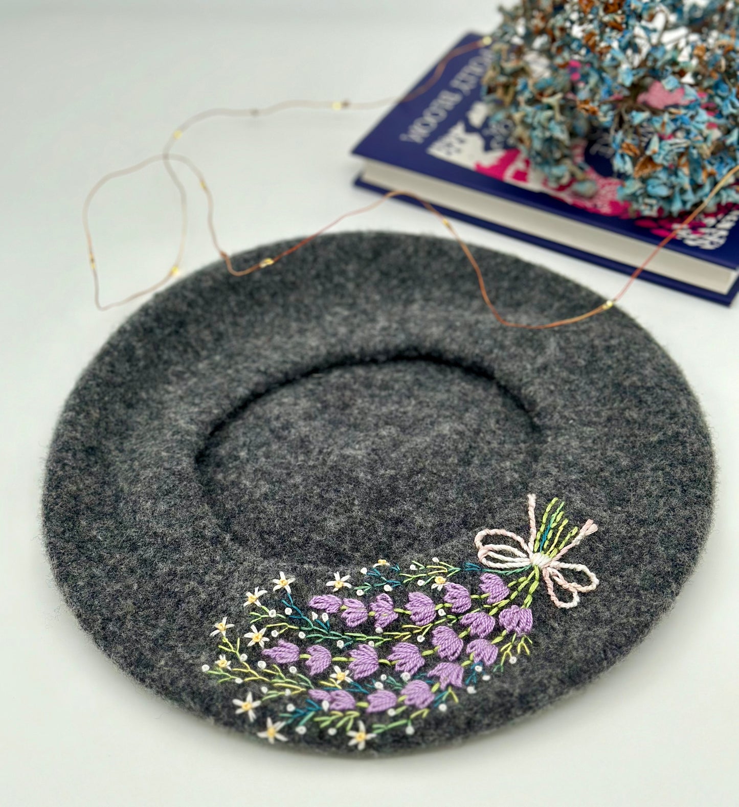 Bereta brodata manual “Buchet de lavandă” - gri închis