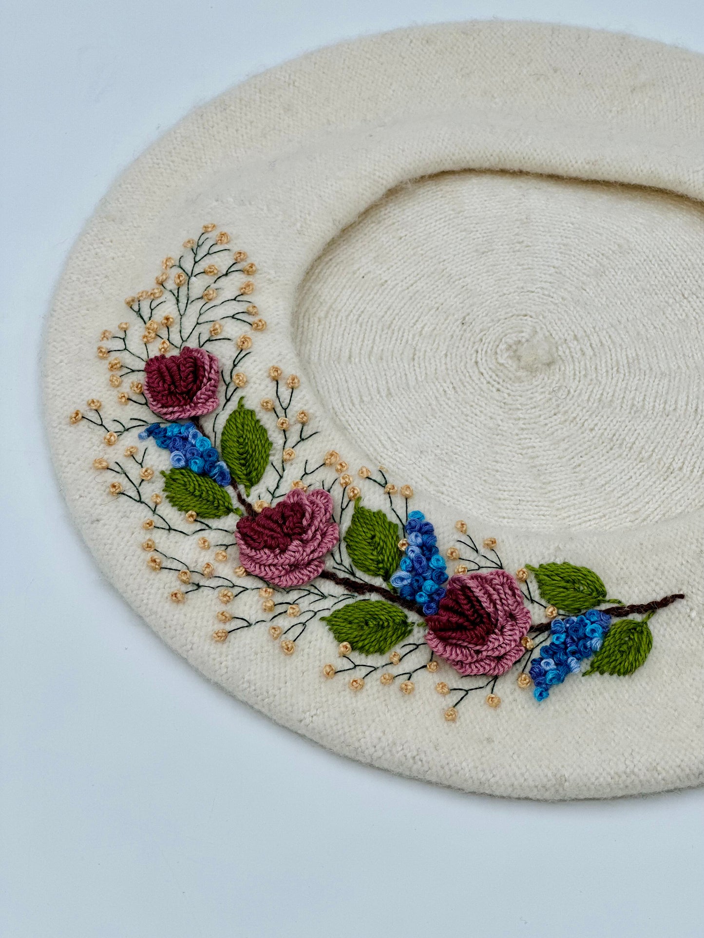 Beretă brodată manual “Trandafiri” - Ivory