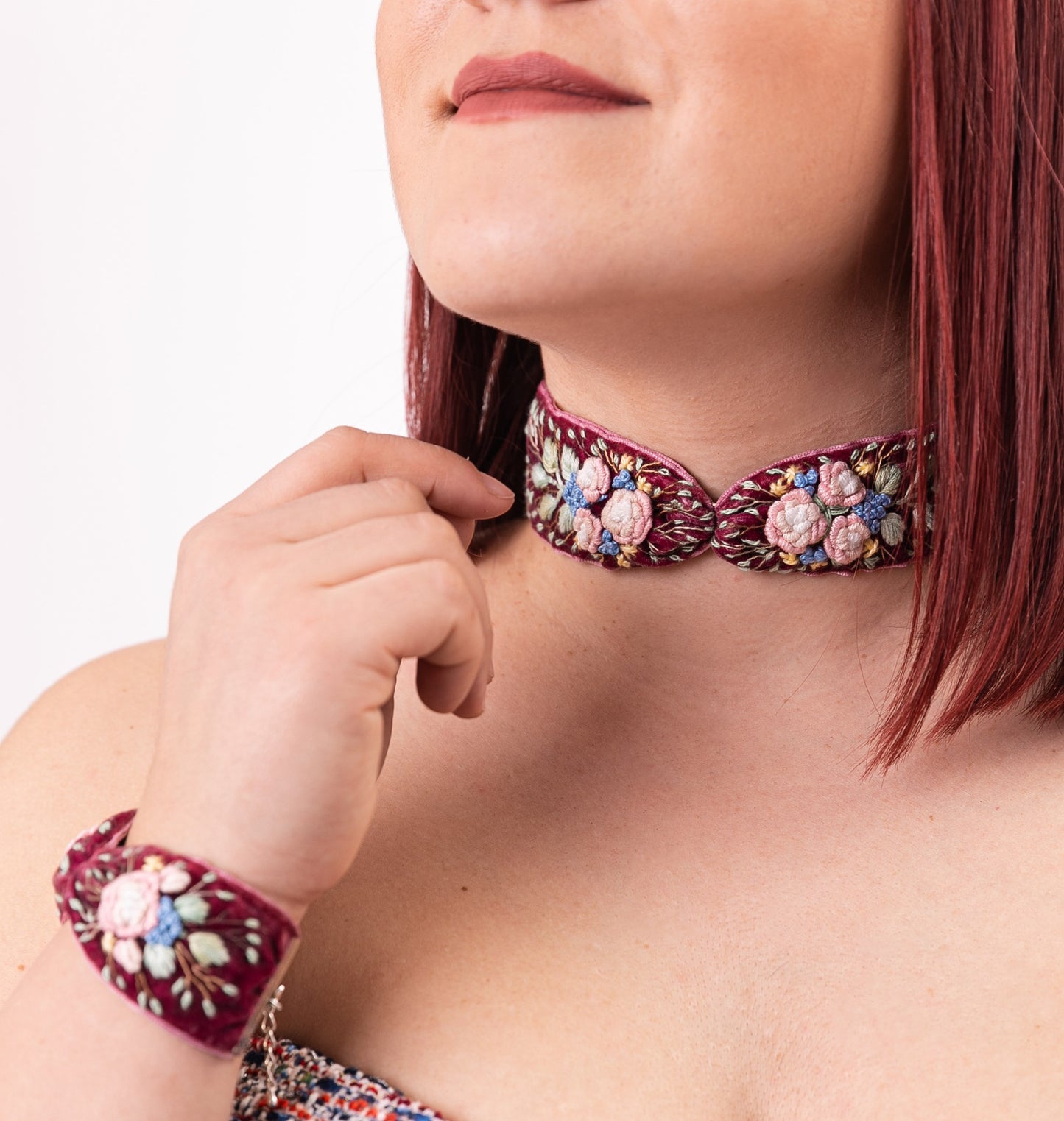 Set de colier tip choker si bratara brodate manual