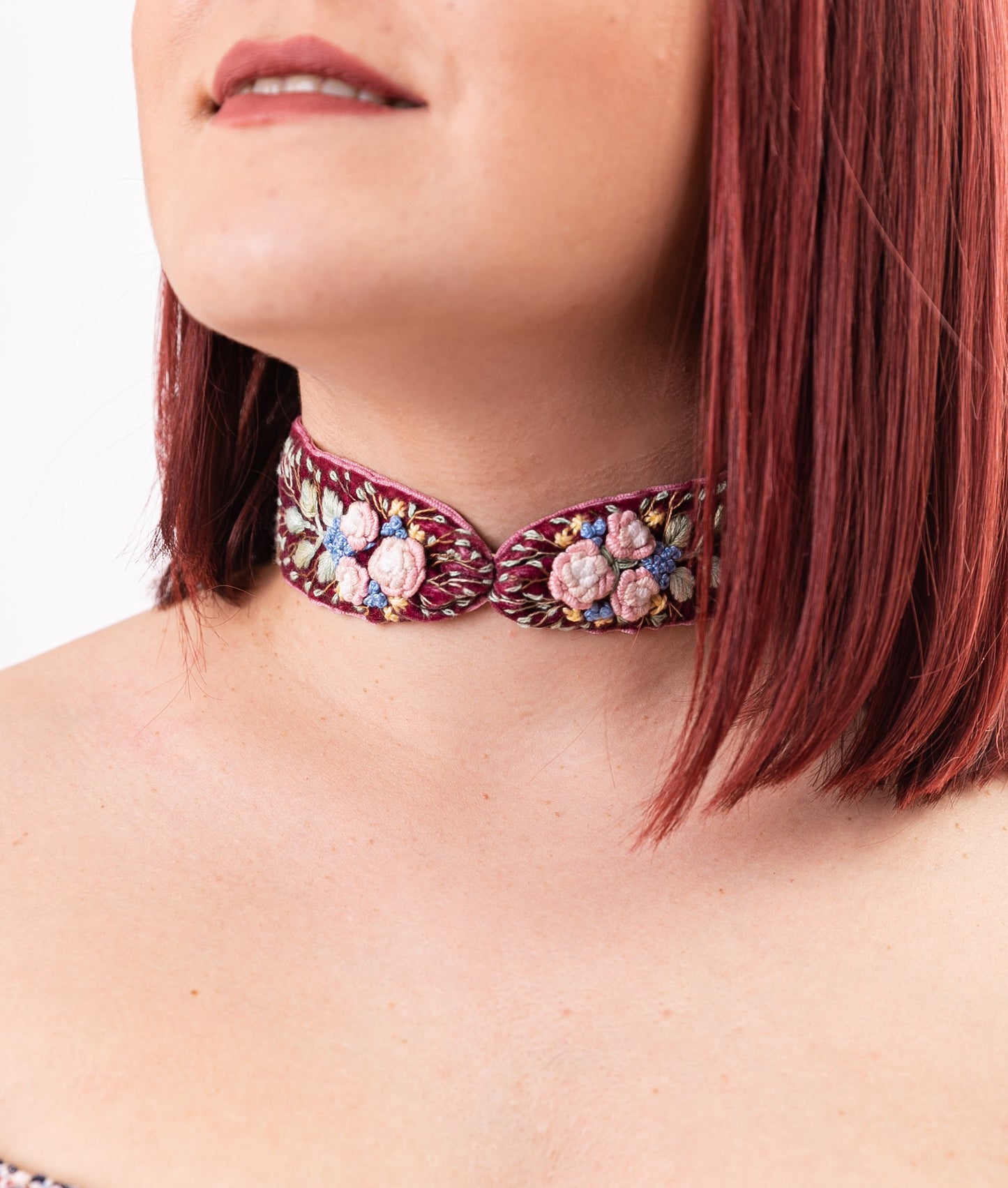 Set de colier tip choker si bratara brodate manual