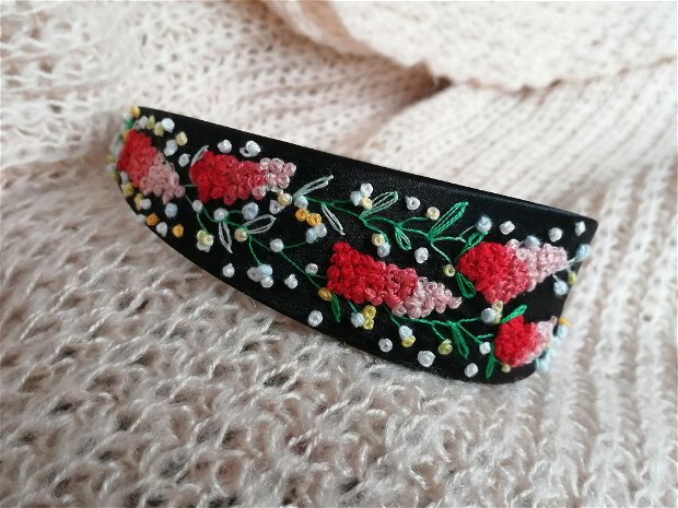 Bentita neagra, satinata, cu flori rosii