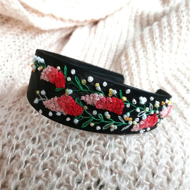 Bentita neagra, satinata, cu flori rosii