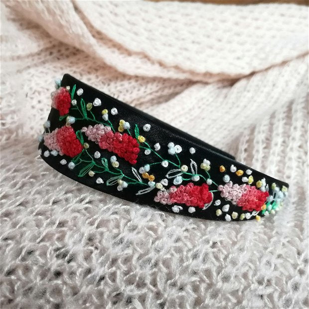 Bentita neagra, satinata, cu flori rosii