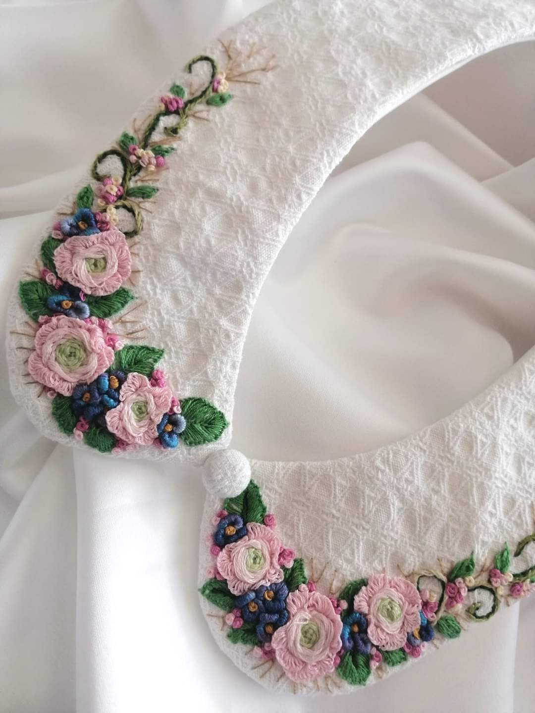 Guler brodat manual, cu model floral