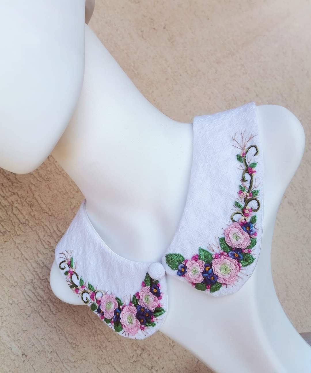 Guler brodat manual, cu model floral
