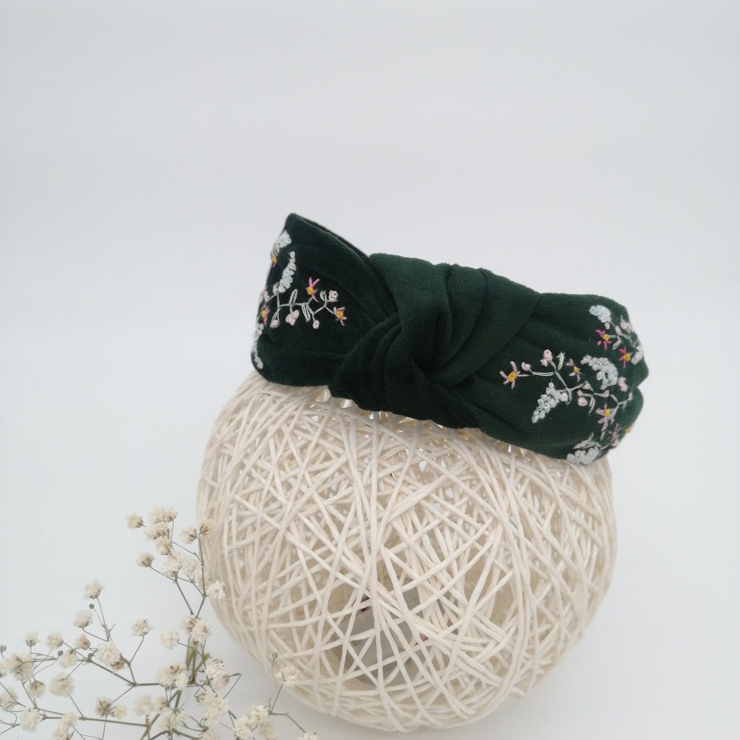Bentita verde, brodata manual