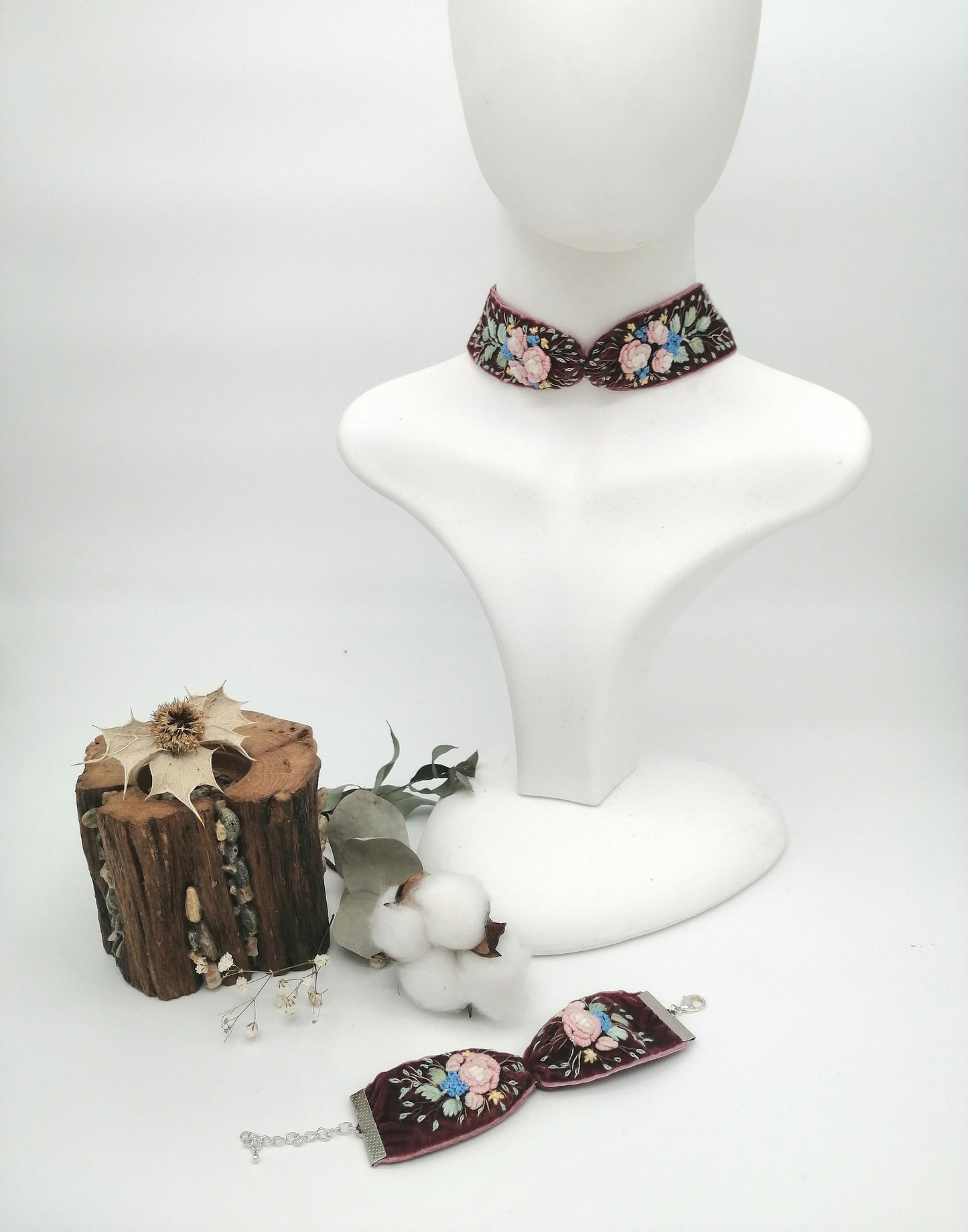 Set de colier tip choker si bratara brodate manual
