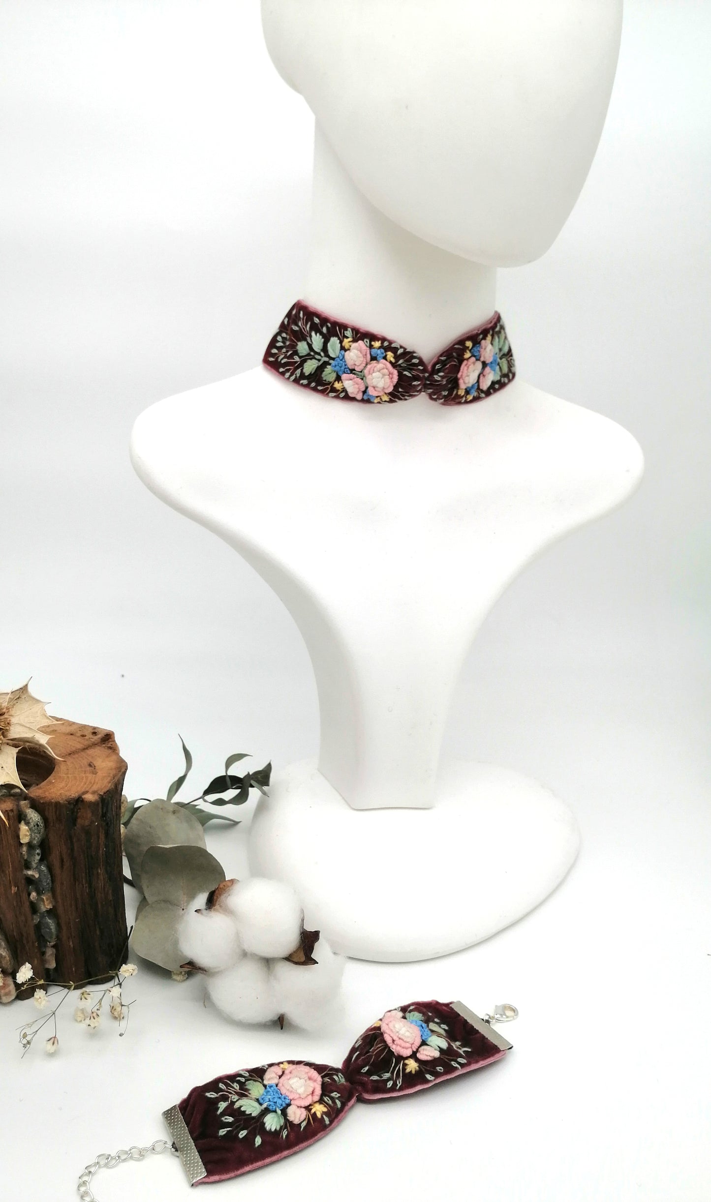Set de colier tip choker si bratara brodate manual