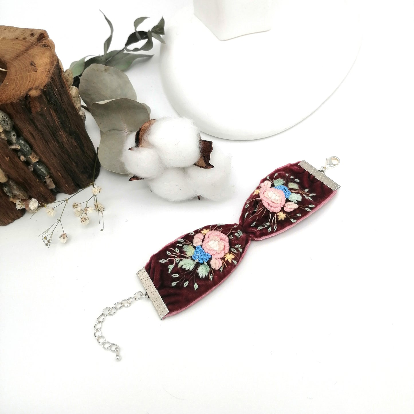 Set de colier tip choker si bratara brodate manual