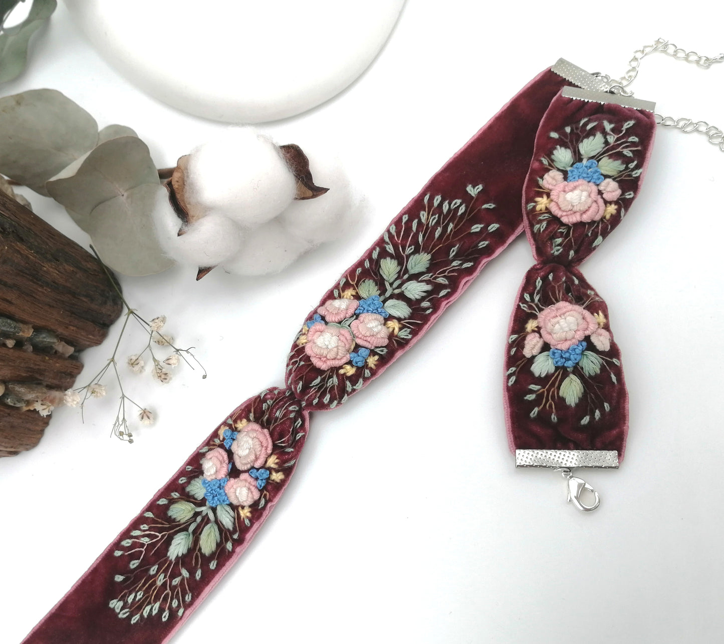 Set de colier tip choker si bratara brodate manual