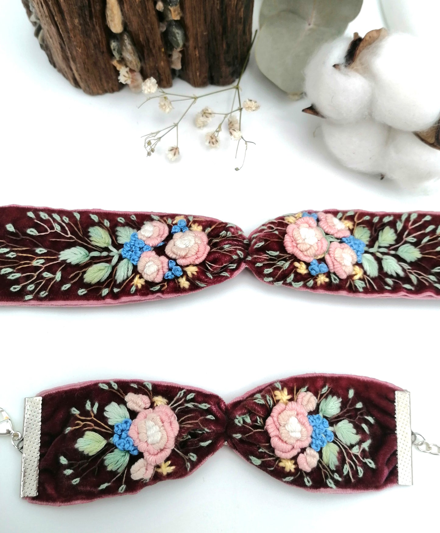 Set de colier tip choker si bratara brodate manual