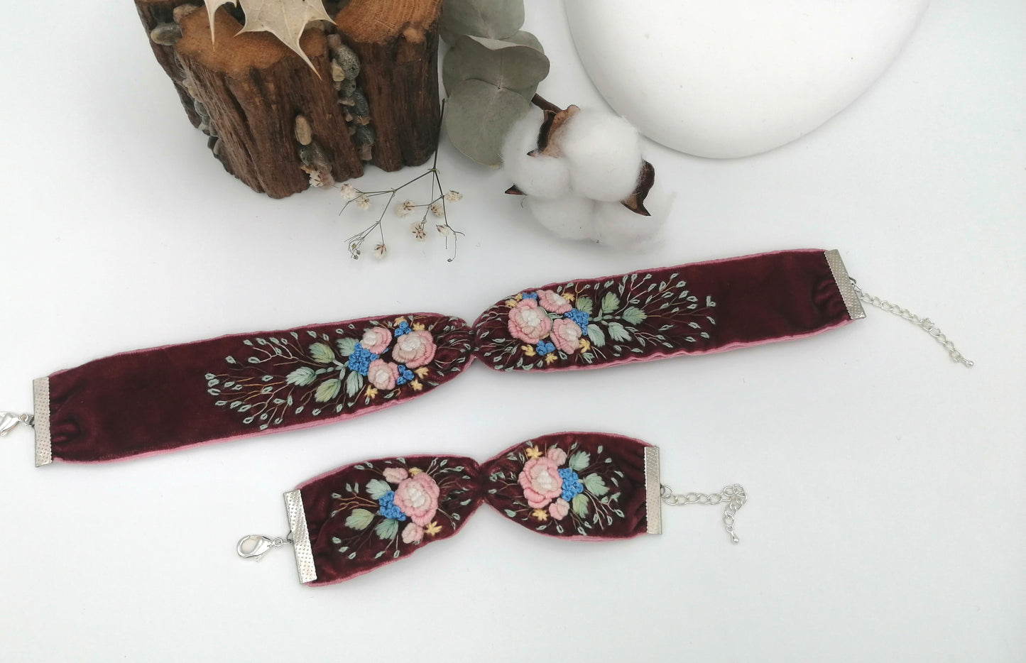 Set de colier tip choker si bratara brodate manual